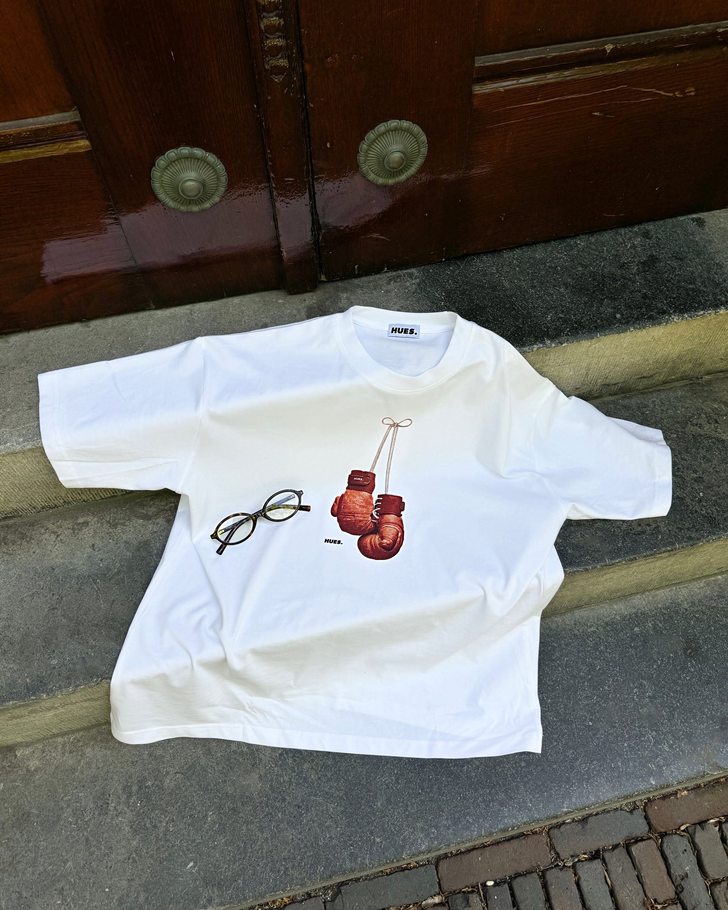 GLOVED CRUMBLE TEE