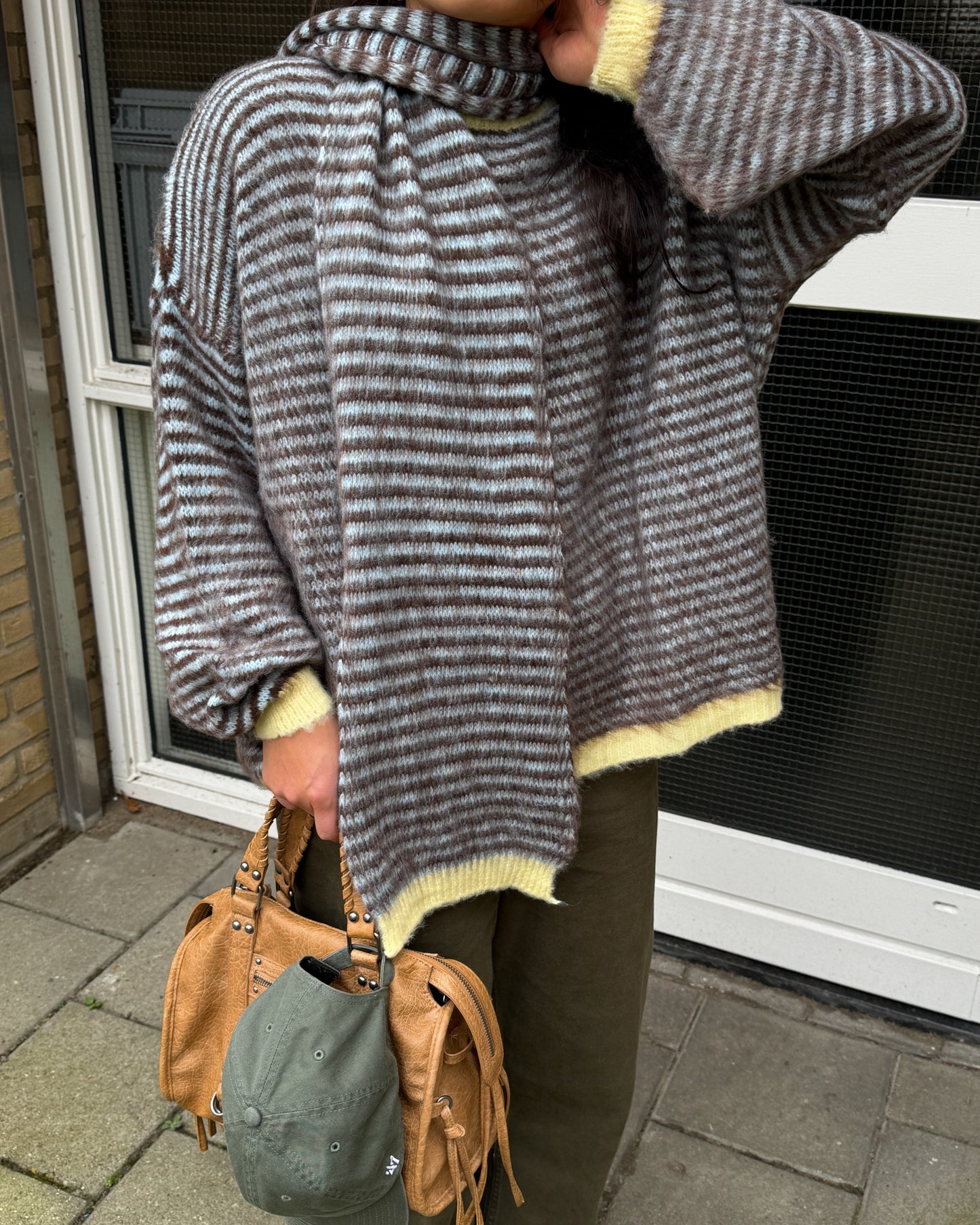 STRIPED FUZZY KNIT WITH SCARF - CHOCO